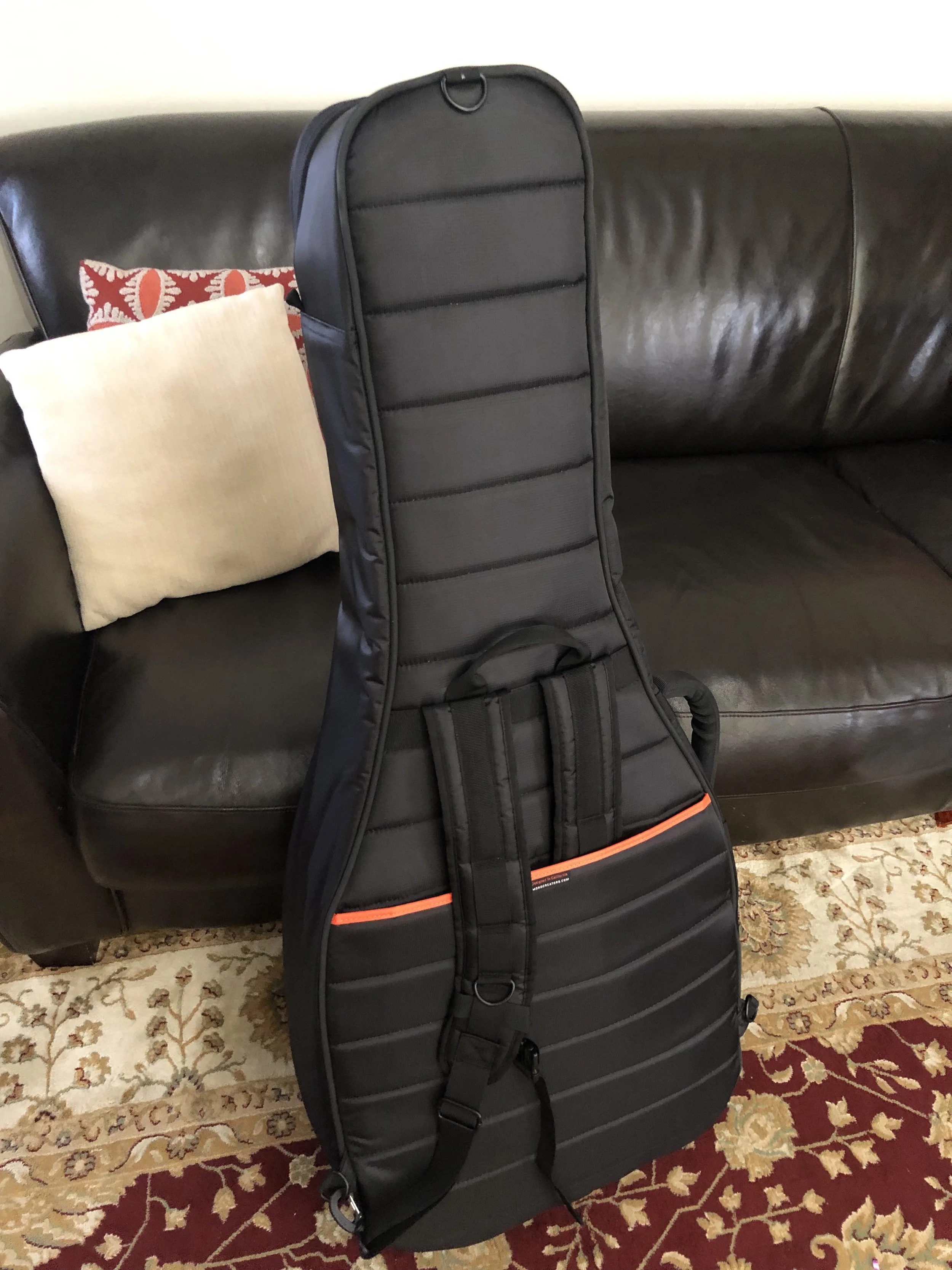 Backpack straps can be hidden, or used with one or both straps.