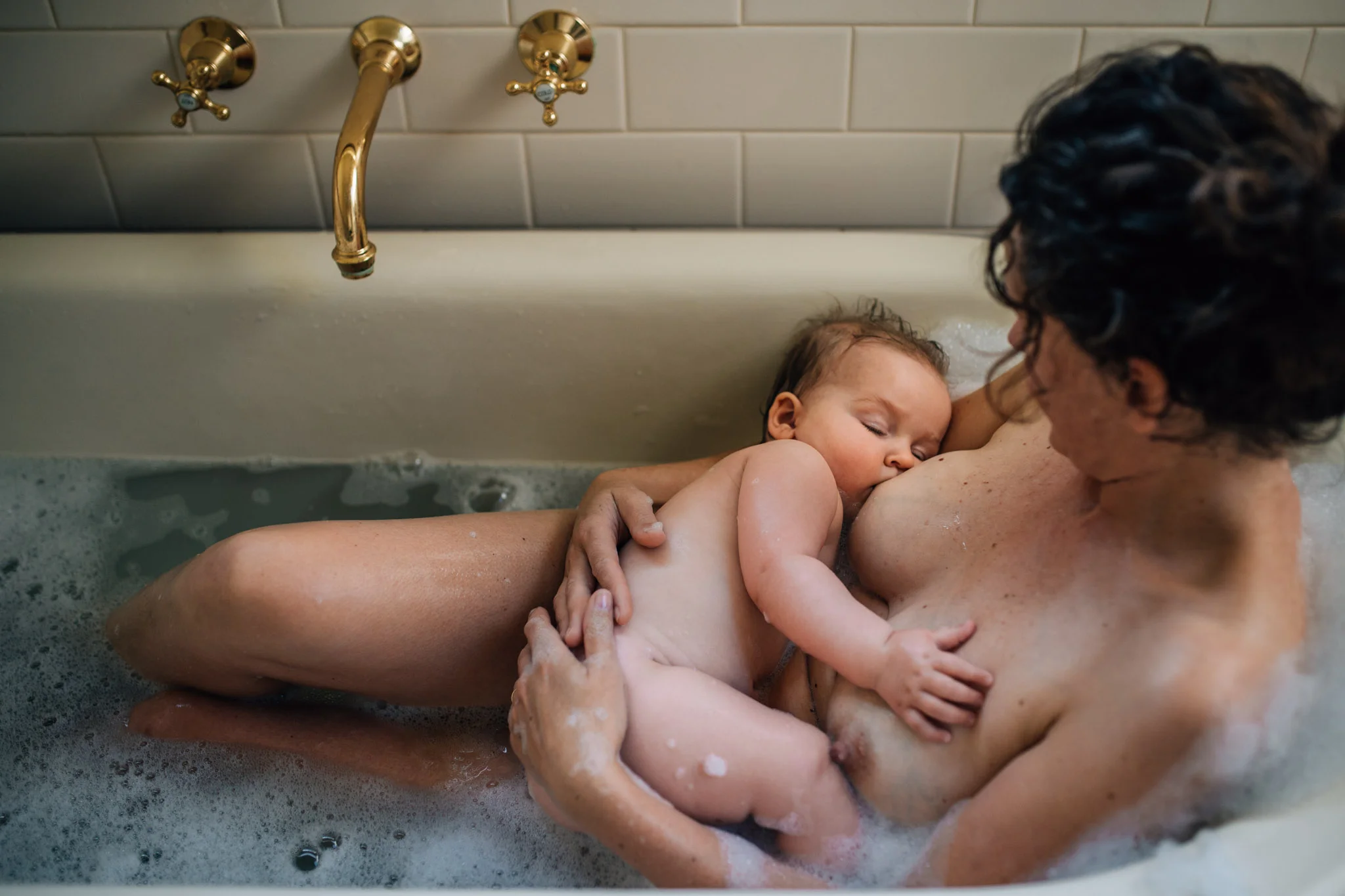 Click here to see more of this stunning Intimate Motherhood session.