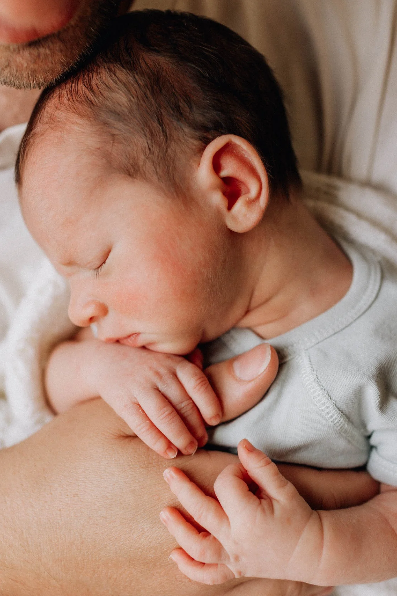 photogrpahy newborn cuddle with dad.jpg