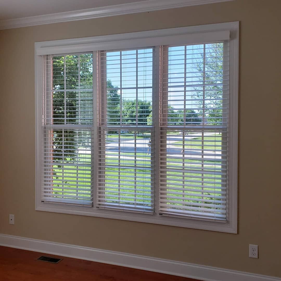 This is a recent remodel we completed. We replaced the old, discolored cellular shades with new Cordless Faux Wood Blinds throughout the entire home. I don't remember the exact number but it was almost 40 blinds! What a difference! 😍 .
.
.
.
.
.
.
.