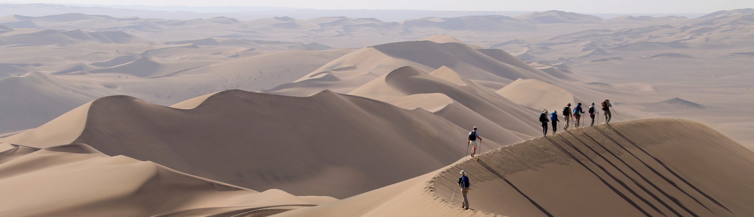 Hikers, dune Lut Desert Iran