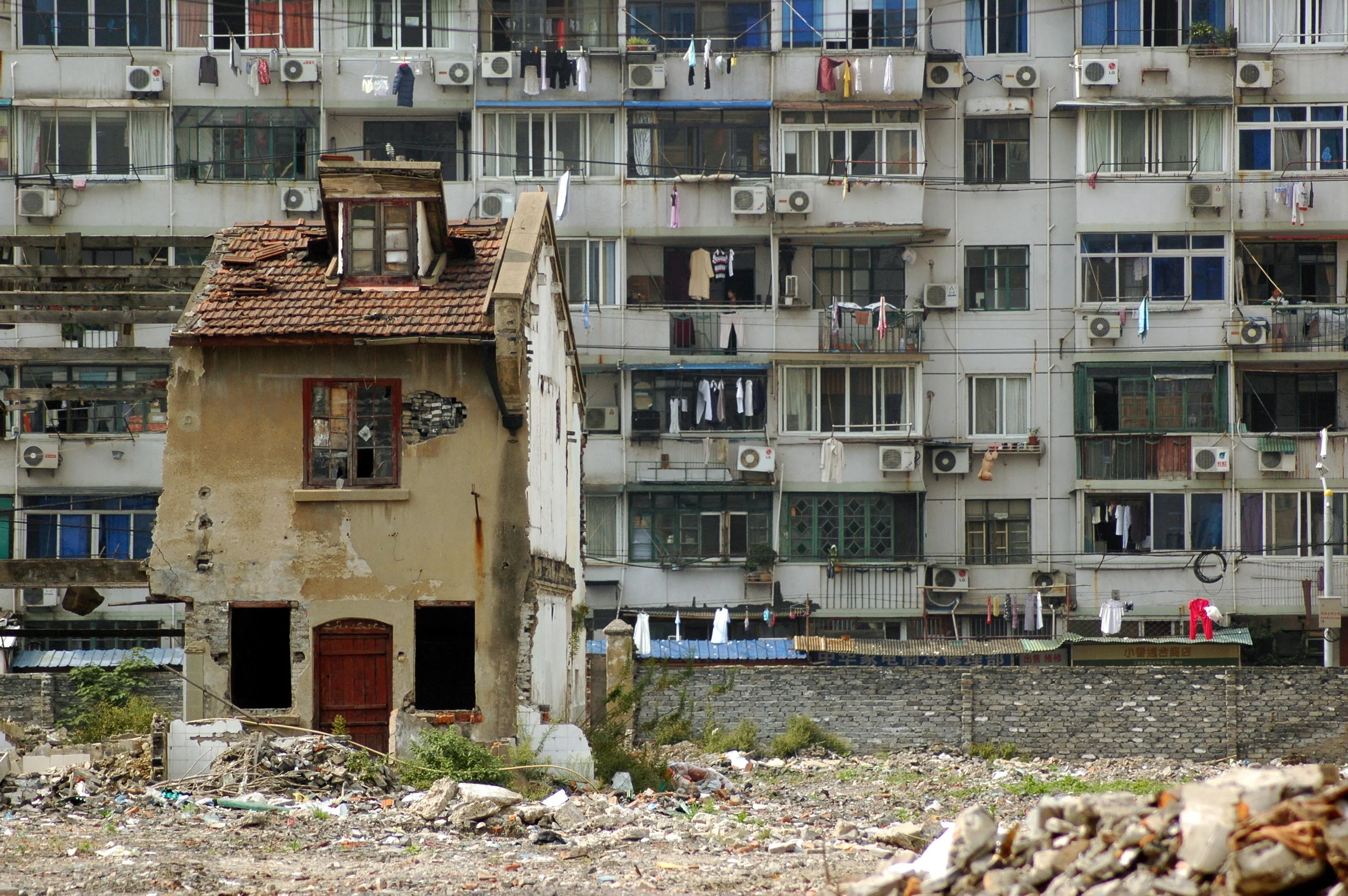  Les 'maisons clous' désignent une bâtisse que les propriétaires refusent de quitter et de voir détruite sous la pression de promoteurs immobiliers. 