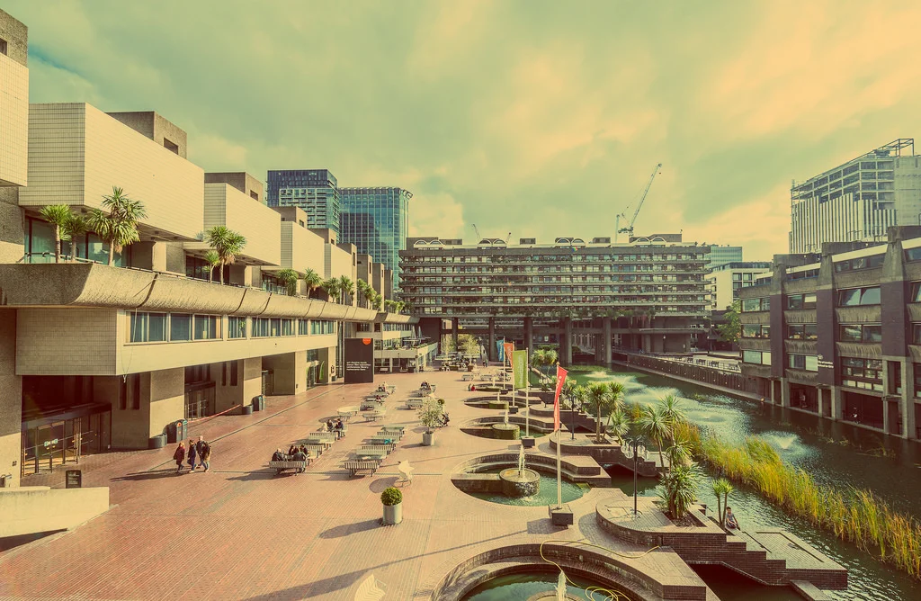 Le complexe résidentiel et culturel du Barbican, à Londres … une cité idéale ?