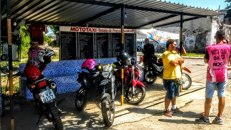 Station de mototaxis du  Complexo do Alemão  à Rio de Janeiro, Brésil (photo Hector Roberto Francisco Santo). 
