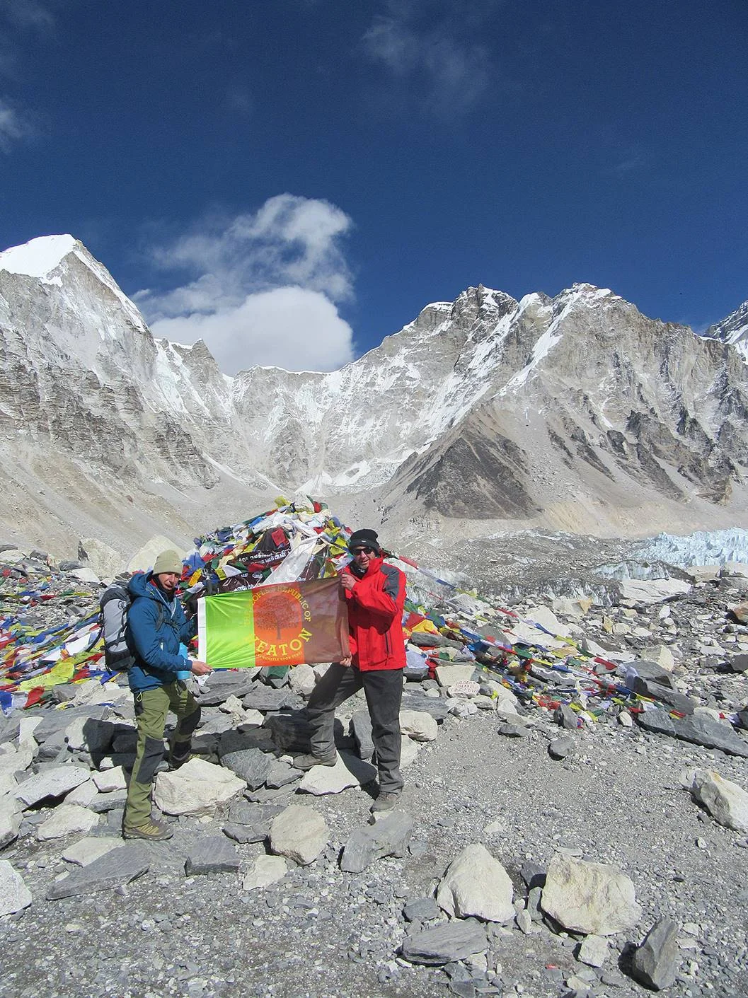  Les habitants de Heaton emmènent même leur drapeau à travers le monde, comme ici au camp de base de l’Everest. Copyright Colin Hagan 2019.  http://colinhagan.co.uk/  