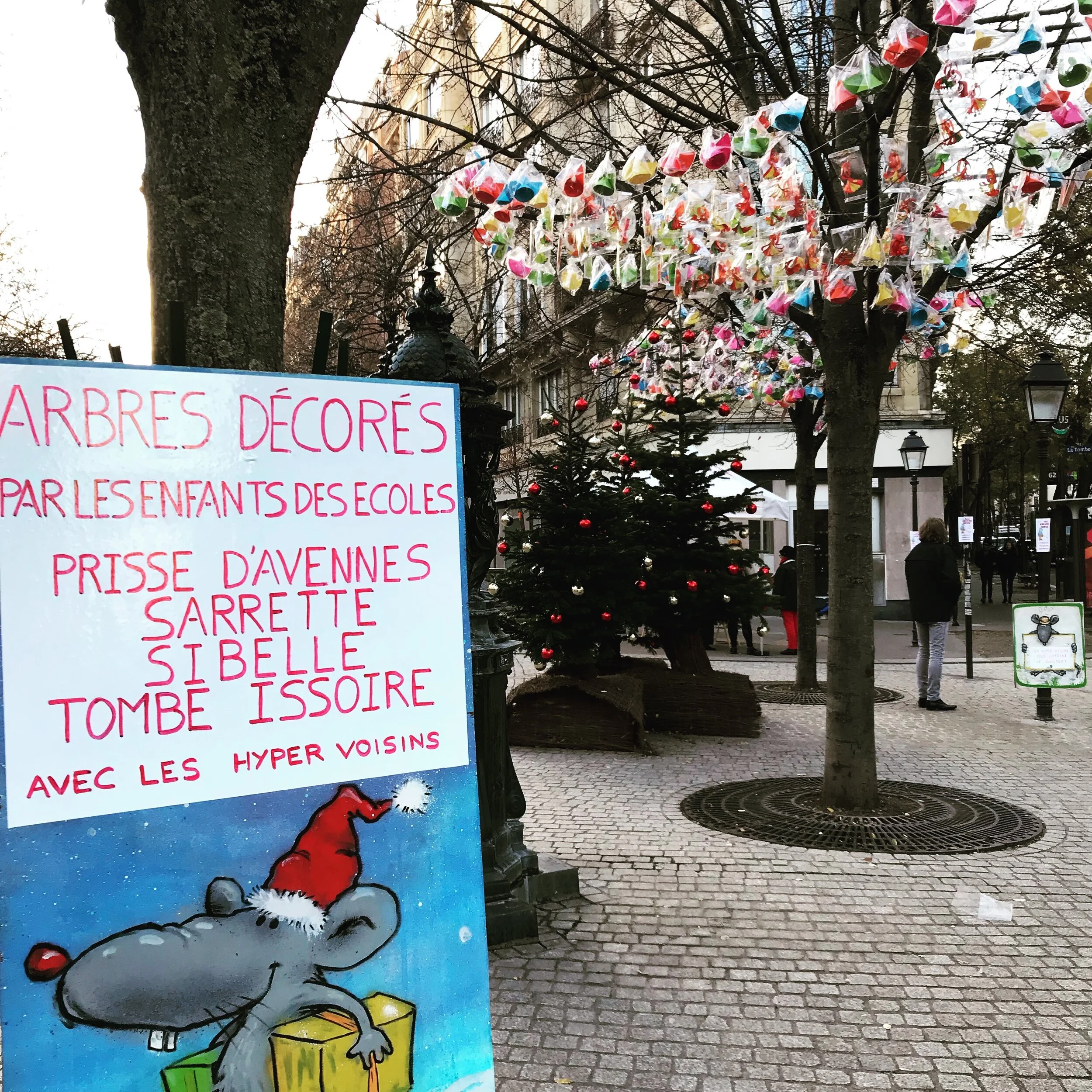  Implication des enfants d’écoles du 14ème arrondissement pour décorer les arbres lors des fêtes de fin d’année 