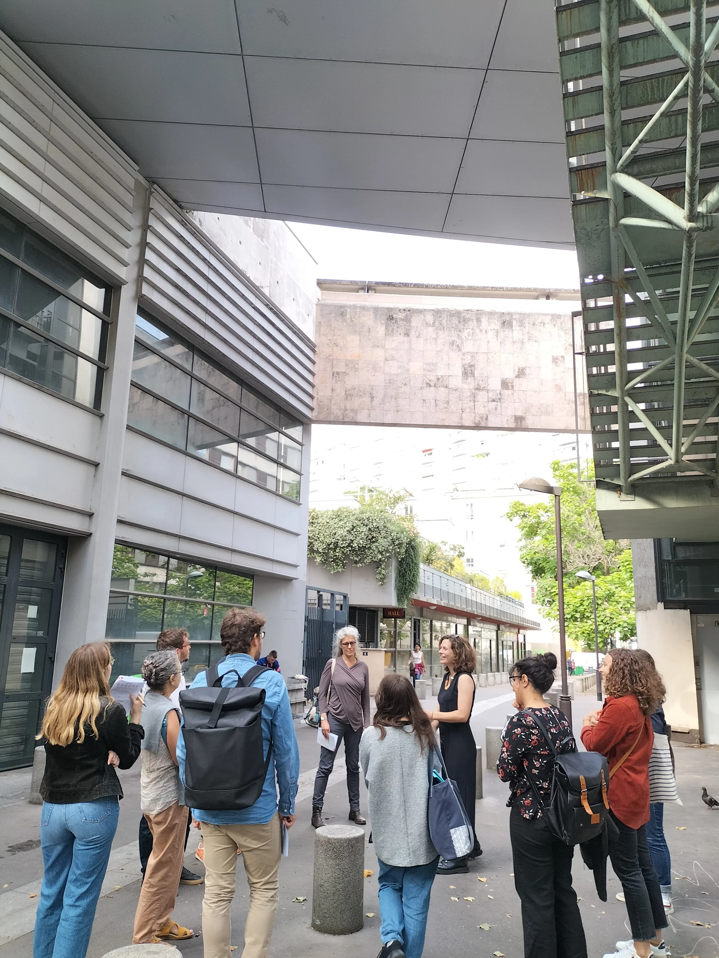   Passage Myriam Makeba . La monotonie de teintes et les signes de non-soin déclenchent des émotions négatives, qui pourraient être contrebalancées par la présence d’éléments qui transforme le passage en destination, tels que du mobilier urbain végétalisé ou une fresque artistique colorée. 