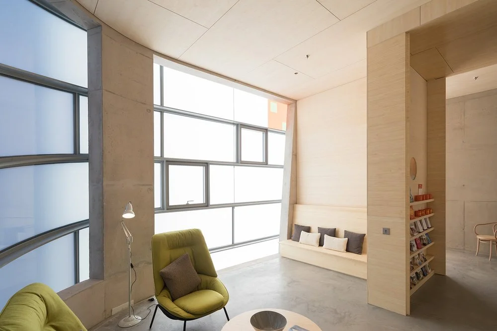  Entrée de lumière douce (vitres sablées), couleurs pastels et tons chauds. Maggie’s Center Barts, Londres par Steven Holl.  