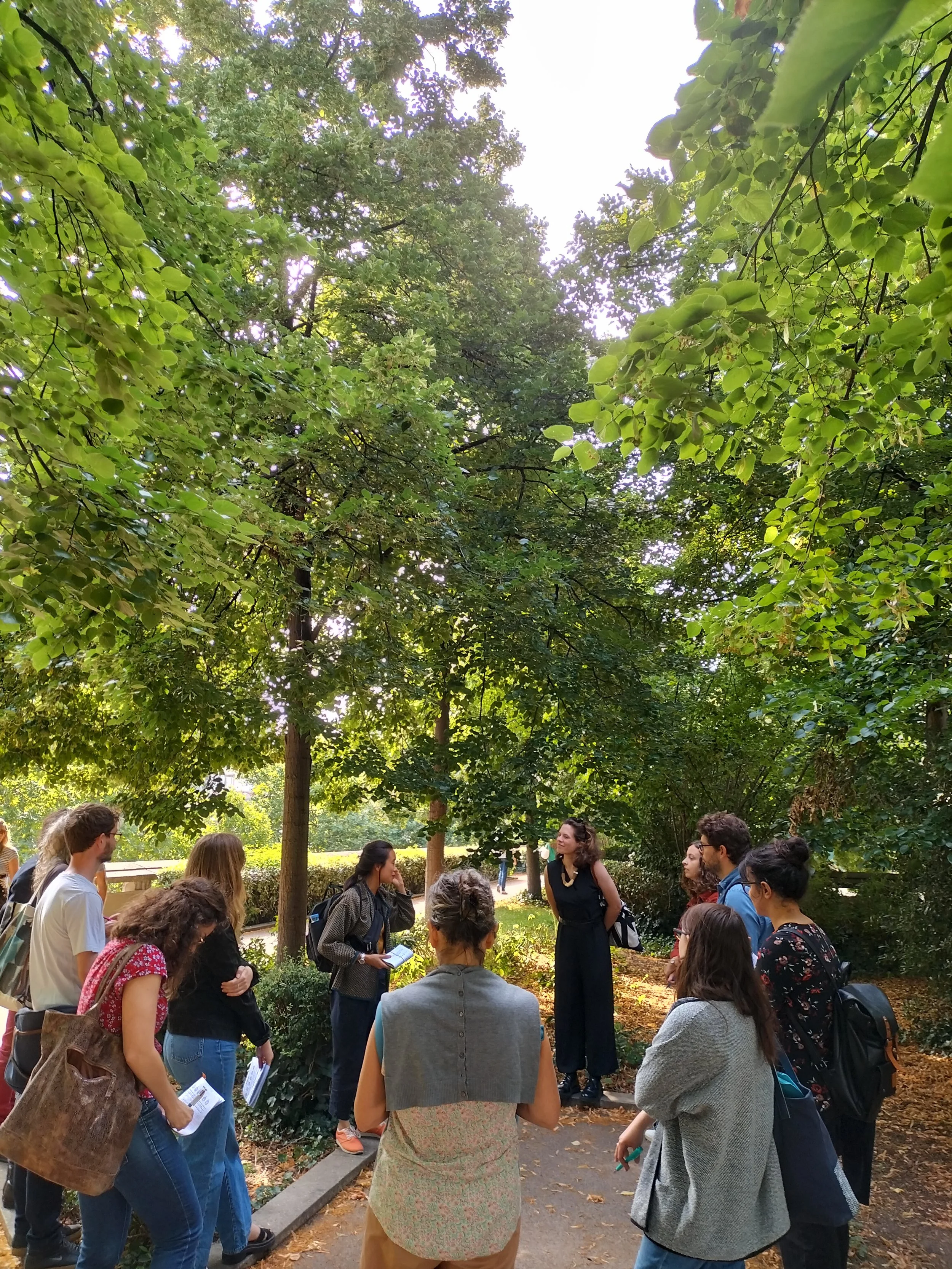   La coulée verte . La nature immersive permet de se retirer des nuisances de l’environnement urbain et incite aux usages récréatifs et sociaux, qu’il faut néanmoins activement encourager par une information optimale et du mobilier urbain adapté.  