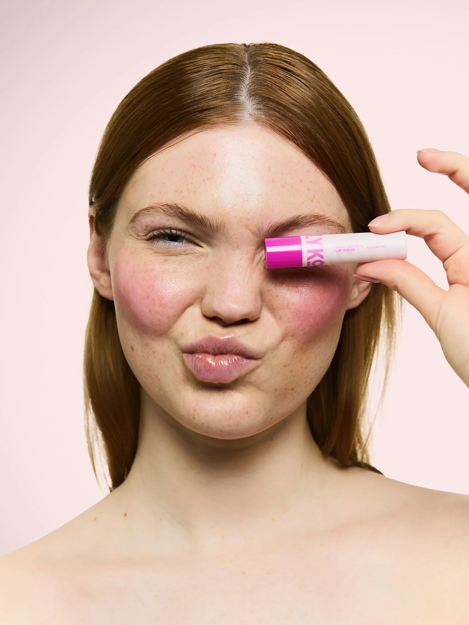 bylyko_lipbalm_meltdown_pinkypromise-1189-F31-0002-packshot_lifestyle_model1-1500x2000.jpg