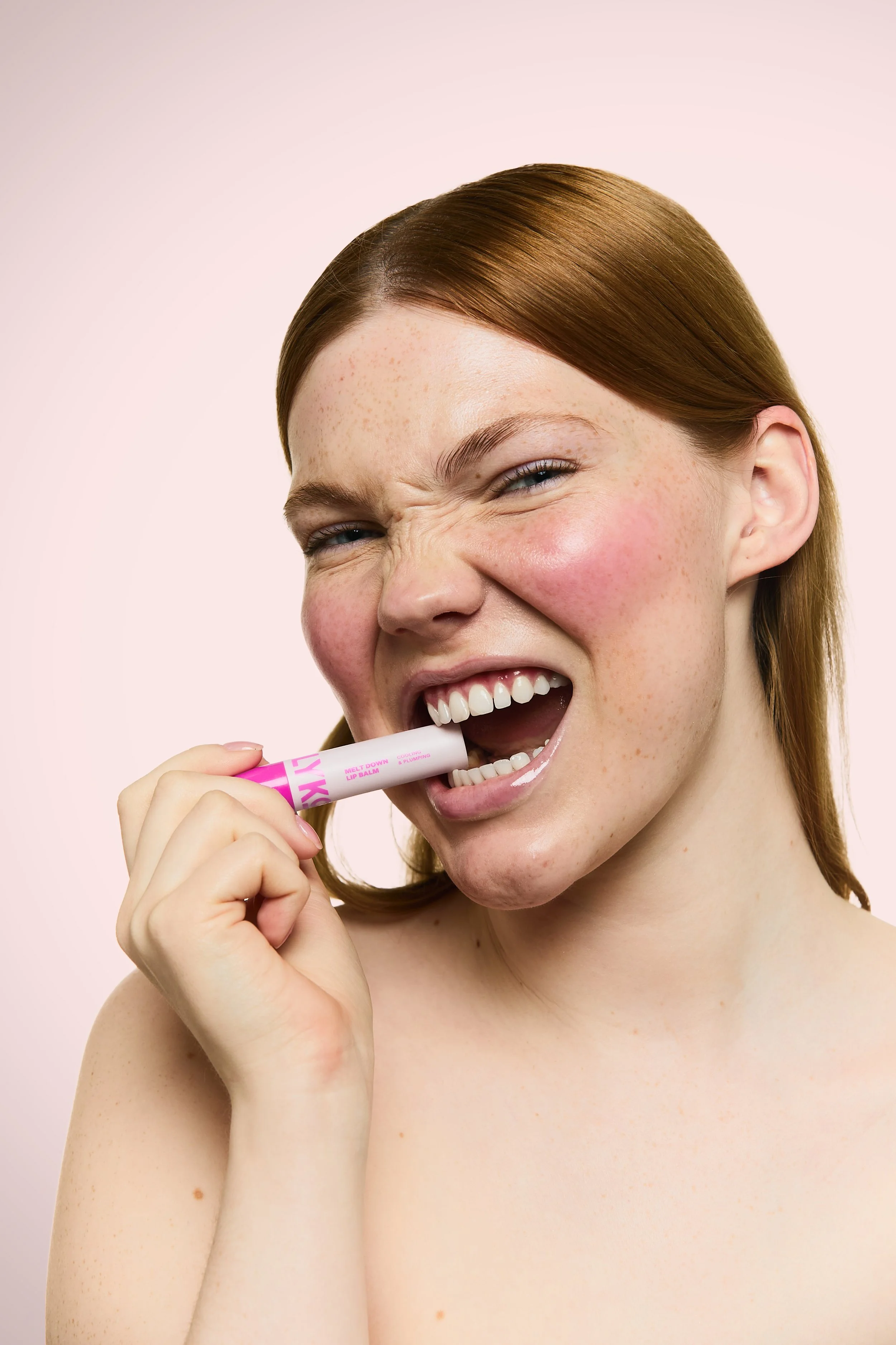 bylyko_lipbalm_meltdown_pinkypromise-1189-F31-0002-packshot_lifestyle_model2-hq.jpg