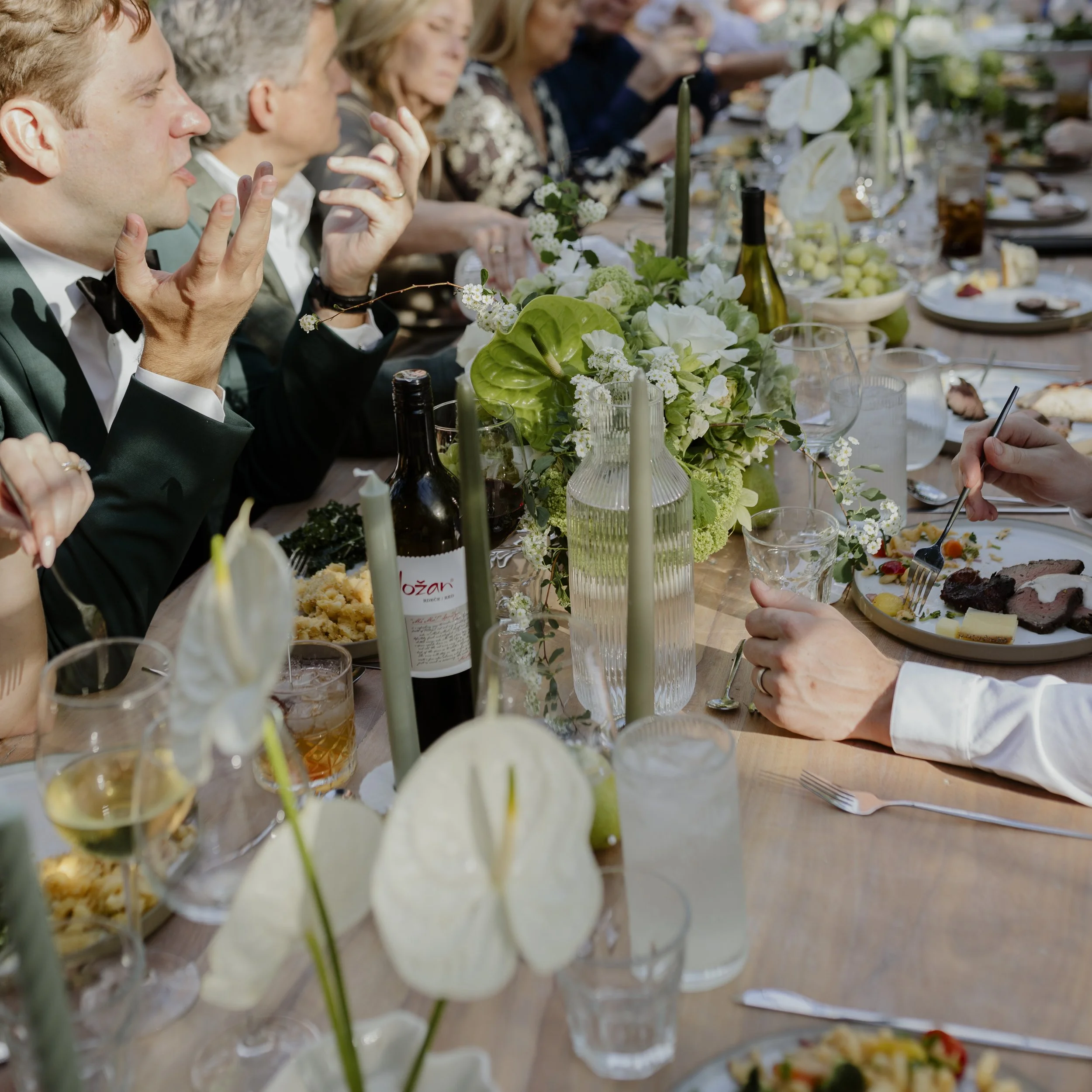 photojournalistic wedding photographer, candid wedding photos, wedding reception, wedding dinner table