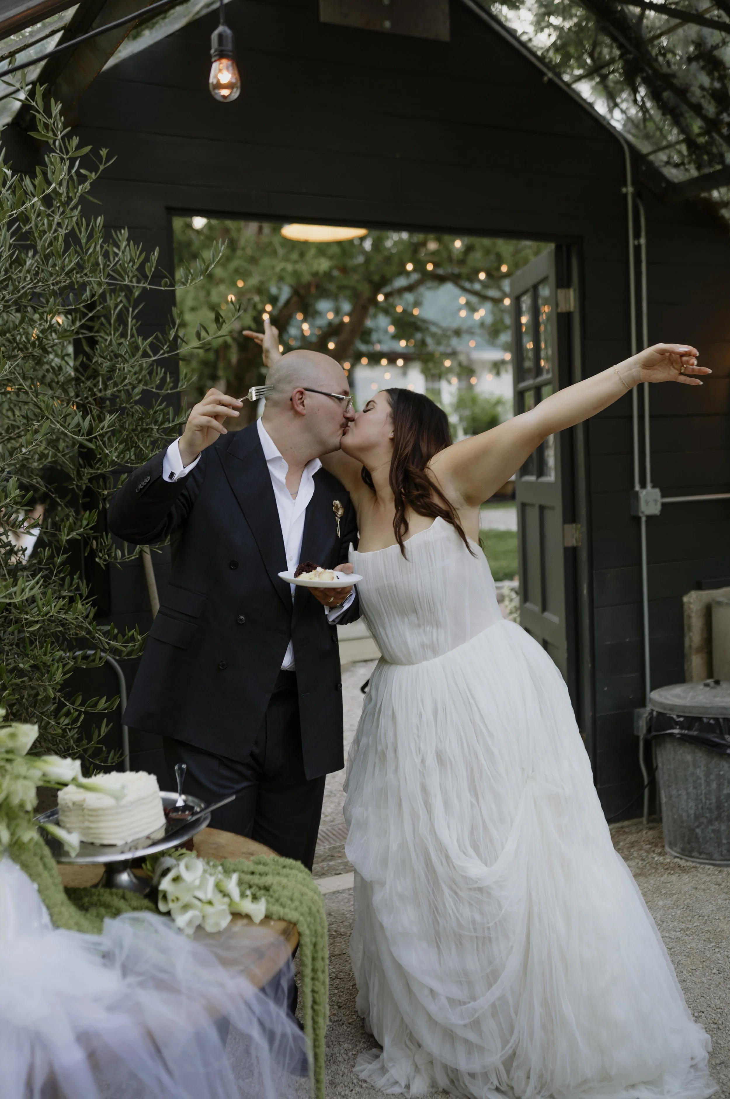 wedding cake cutting, candid wedding photos