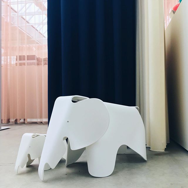 Meeting new people, hearing new stories. Something you wouldn&rsquo;t expert when working on your own. 
I didn&rsquo;t expect to like it this much. 
Inspration. Creation.

Thanks @paperweight.be for the interesting insta workshop at the nice @vitra_p