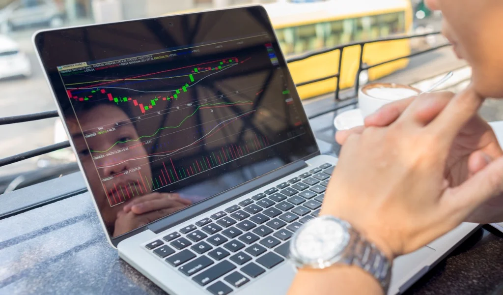 investor-watching-the-change-of-stock-market-on-laptop-picture-id504757474.jpg