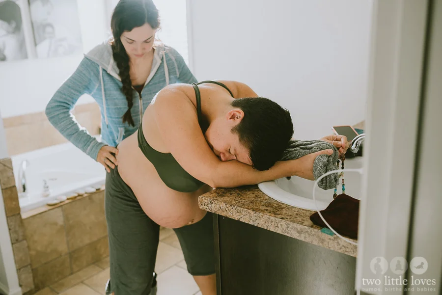 Mom_Labors_At_Home_Warner_Robins_Birth_Photography_Natural_Delivery08.jpg