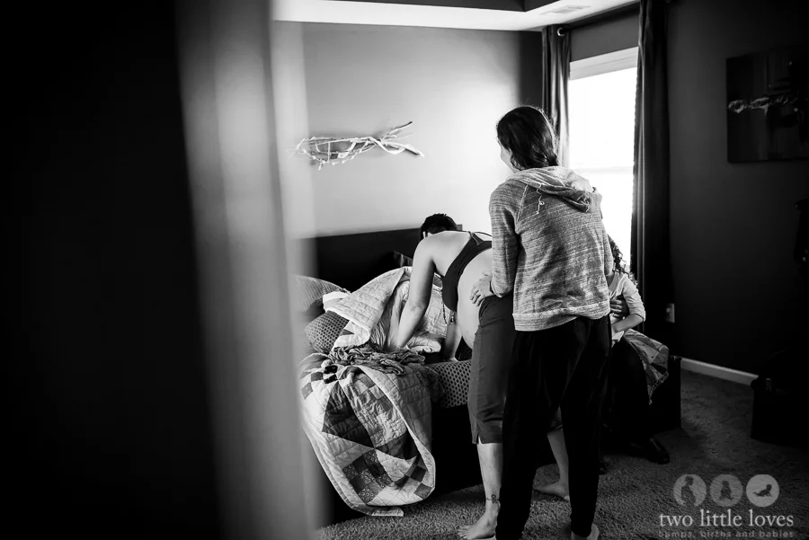 Mom_Labors_At_Home_Warner_Robins_Birth_Photography_Natural_Delivery16.jpg