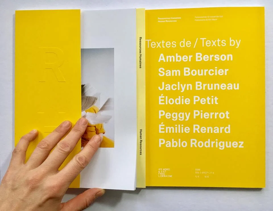 RESSOURCES HUMAINES - HUMAN RESOURCES Féminismes & travail de l’art / Feminisms & Art Work Ressources humaines fut l’occasion d’échanges soutenus avec l’équipe du 49Nord 6Est – Frac Lorraine, qui s’est investie activement dans les enjeux mêmes de l’exposition et à toutes les étapes de sa mise en œuvre, en s’intéressant, notamment, aux conditions de travail de l’art à l’échelle du Frac et à une échelle beaucoup plus vaste. Ainsi, pour ce deuxième volet qui prend la forme d’une publication, il apparaissait essentiel d’aborder les réalités du travail de l’art à partir d’expériences vécues, en adoptant une perspective féministe et en prenant position par rapport à la question de la précarité qui fait norme, aux dilemmes éthiques et aux dynamiques de pouvoir, aux stratégies d’émancipation des valeurs néolibérales et patriarcales, et au travail gratuit, émotionnel ou invisible. Les personnes invitées à contribuer à cette publication participent de façon incarnée aux enjeux et aux débats entourant les conditions du travail de l’art. Elles et ils sont artistes, techniciennes et techniciens, critiques, directrices et directeurs de centres d’art, enseignantes et enseignants, commissaires, activistes, et occupent bien souvent tous les rôles à la fois. Leurs regards croisés et leurs expériences personnelles et professionnelles, livrés dans ces six textes à la tonalité explicitement subjective, permettent de cibler, d’une part, les dynamiques du travail de l’art et de se distancier, d’autre part, des modèles dictés par les institutions artistiques. Human Resources provided the opportunity for sustained exchanges with the team at 49Nord 6Est - Frac Lorraine, all of whom were actively invested in the exhibition as well as the various stages of its realisation, notably taking an interest in the conditions of art work at the Frac as well as on a much broader scale. Here to, in the form of a publication, it became essential to explore the reality of art work through lived experiences, adopting a feminist perspective and taking a position with regards to the question of precarity, still the norm for workers in the arts. Contributors consider ethical dilemmas, the dynamics of power, strategies for emancipation from neoliberal and patriarchal values, and the labour that is unpaid, emotional or invisible. They are fully engaged with the preoccupations and debates surrounding working conditions in the arts. They are artists, technicians, critics, art centre directors, teachers, curators, and activists, often filling all of these roles at the same time. Their varied perspectives and experiences both personal and professional, found in the explicitly subjective tone of these six texts, allow at once a focus on the dynamics of working in the arts while establishing distance from the models dictated by art institutions. SOMMAIRE DE LA PUBLICATION / SUMMARY > > AVANT-PROPOS / FOREWORD Fanny Gonella Virginie Jourdain > > TEXTES / TEXTS Peggy Pierrot Tâches : Been There, Done That Tasks: Been There, Done That Élodie Petit Deux lignes parallèles ne se croisent jamais Parallel Lines Will Never Meet Pablo Rodriguez L’artiste-entrepreneur : le seul horizon qu’il nous reste ? The Artist-as-Entrepreneur: The Only Remaining Horizon? Jaclyn Bruneau Gros mots : main d’oeuvre Dirty Words: Labour Amber Berson Personne n’est illégal No One Is Illegal Émilie Renard L’arbre, le maire et le centre d’art The Tree, The Mayor and The Art Centre Sam Bourcier WFQW (Wages for Queer Work) :un salaire pour notre travail du Q