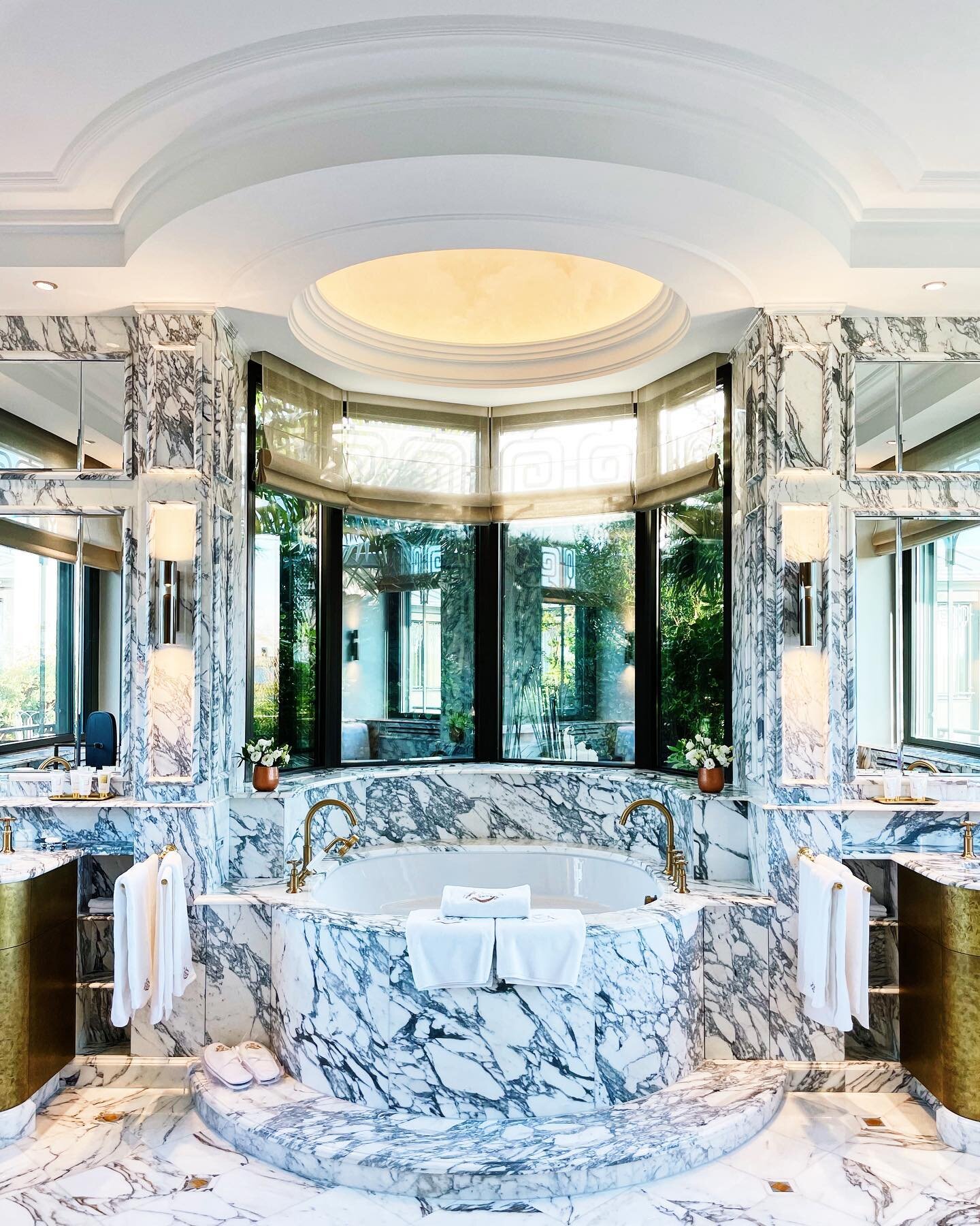 elle s&rsquo;appelle la belle &eacute;toile ✨ no really, that&rsquo;s the name of this stunner penthouse suite at le meurice offering this mystical bathroom + breathtaking views of the entire city nestled beside the tuileries
🇫🇷
as my final soir&ea