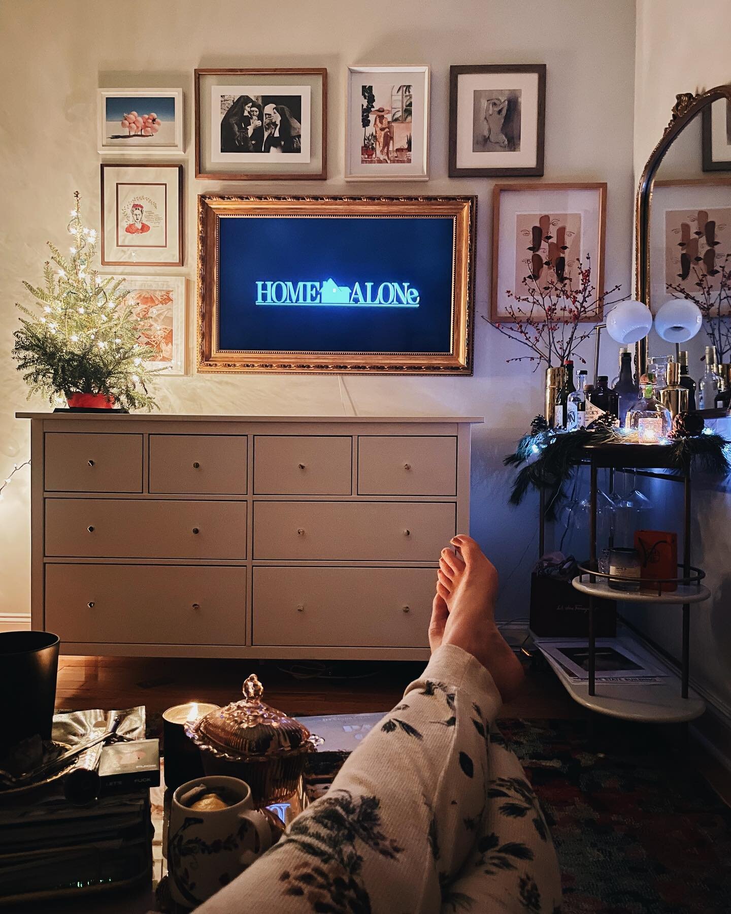 last night: home alone ✨ wish that the prelude to this holiday season was feeling a bit more cheery, but the reality is that the emotional rollercoaster of *to stay or to go [literally anywhere]* is back in full effect
🏠
so grateful that we live in 