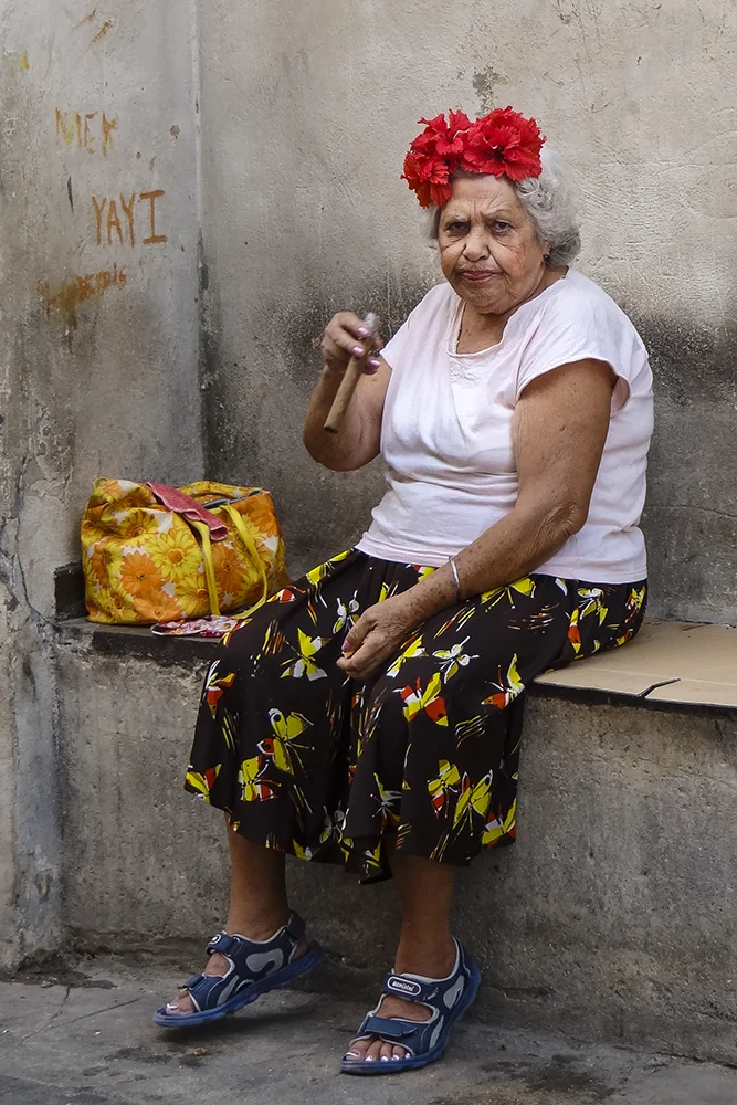  HAVANA LADY SMOKING CIGAR (1) 
