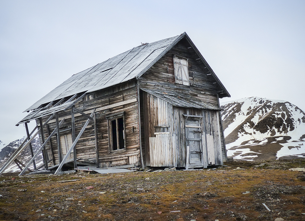 OLD WHALERS HUT IN ARCTIC (1)