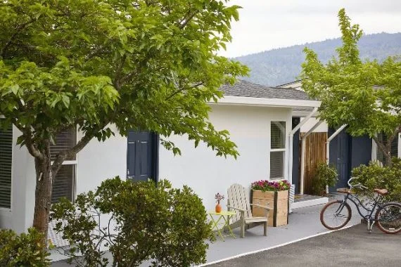 Calistoga-Motor-Lodge-Spa_Exterior-White-w-Bike_Photo-Credit-Aubrie-Pick-1-570x380.jpg