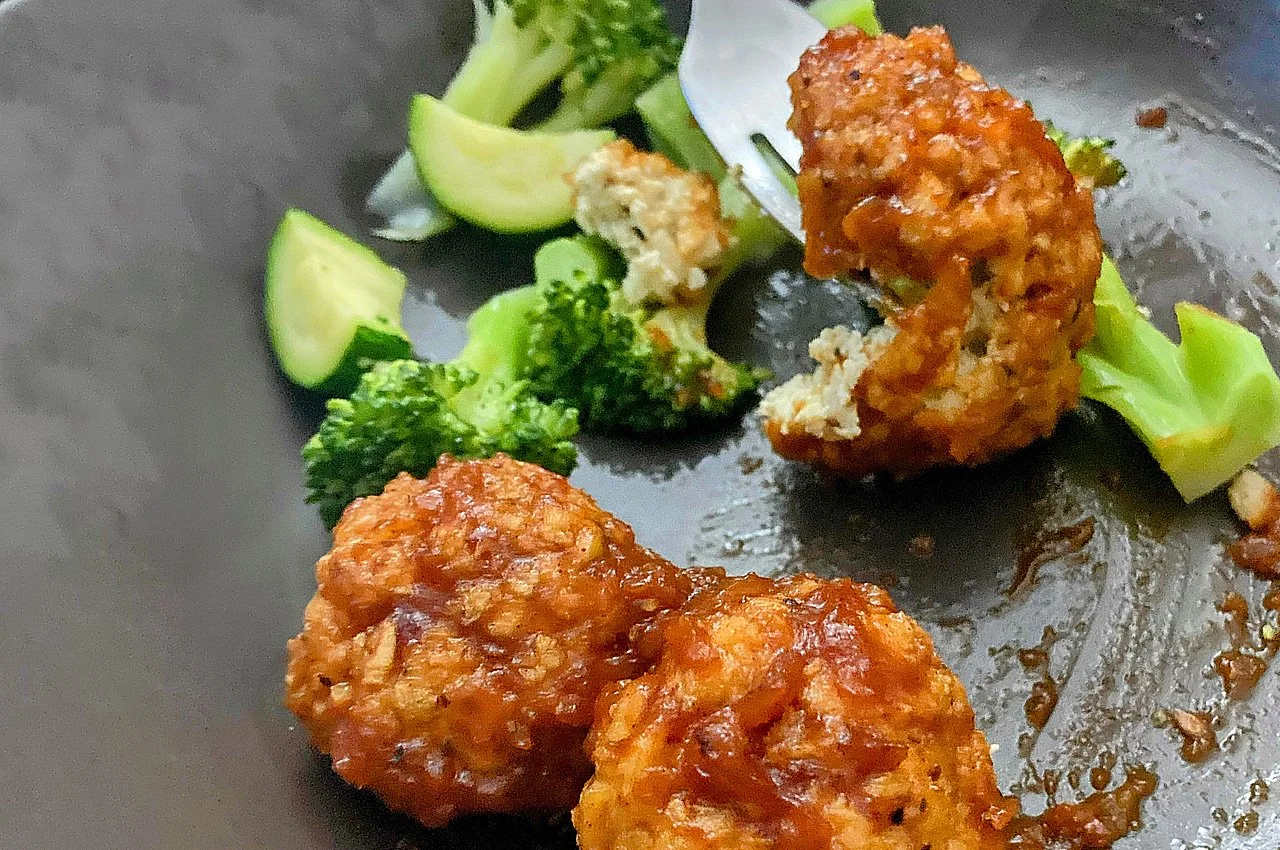Tofu balls with sweet spicy sauce