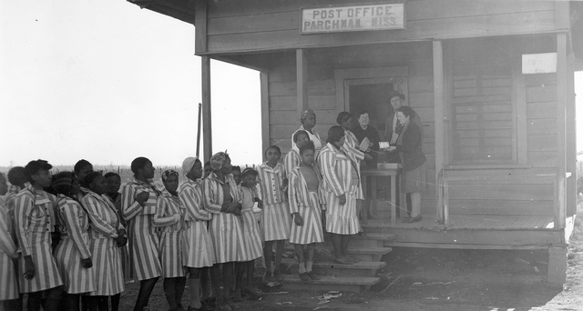 Female_prisoners_at_the_Parchman_Post_Office.png