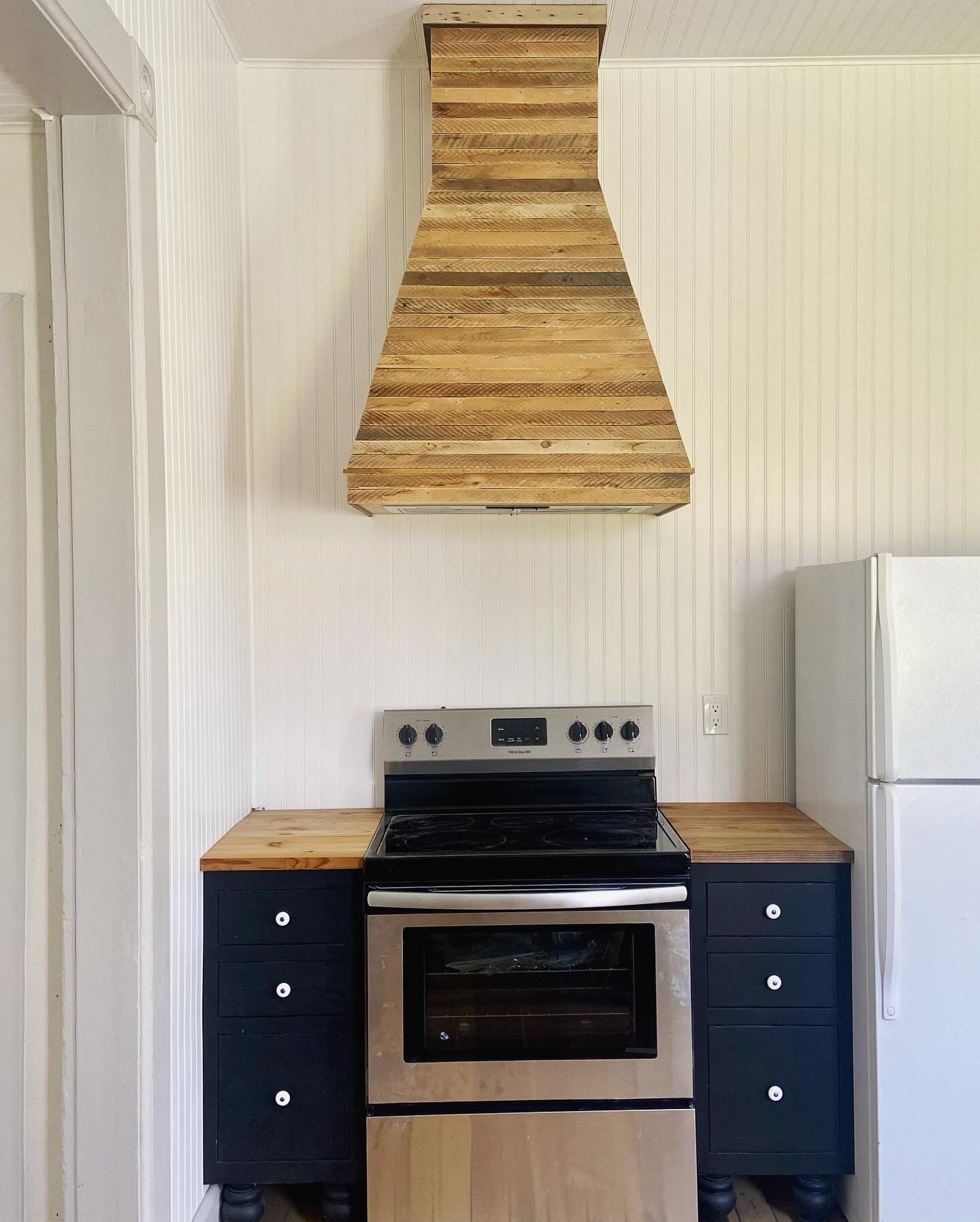 Have you seen a more beautiful oven hood? (The answer is no 😉) This alcove was a pantry and the hood is made from the lath that I saved when I demoed the wall (lest you think I go around tearing apart old houses, a shameful practice, this was the on