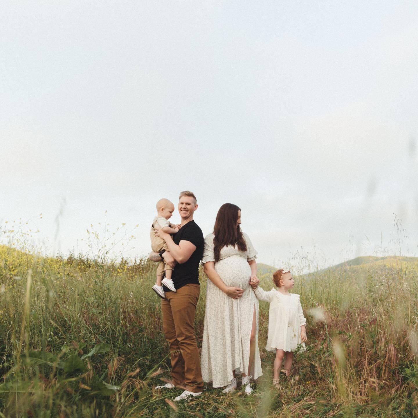 Family/Maternity session for my dear friend @_brooke.elder 🤍🕊️ and this is just part of the sneak peek I sent over to her! I just get so excited to get home, download images and get to editing a little sneak peek. It&rsquo;s my favorite thing, and 