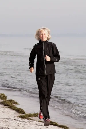 inger løber på stranden.jpg