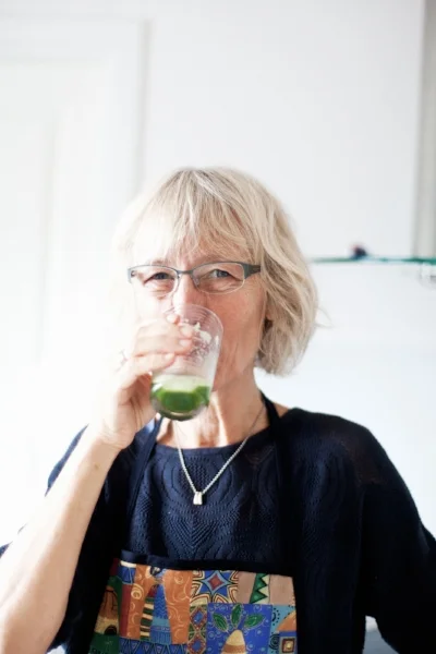 inger drikker juice.jpg