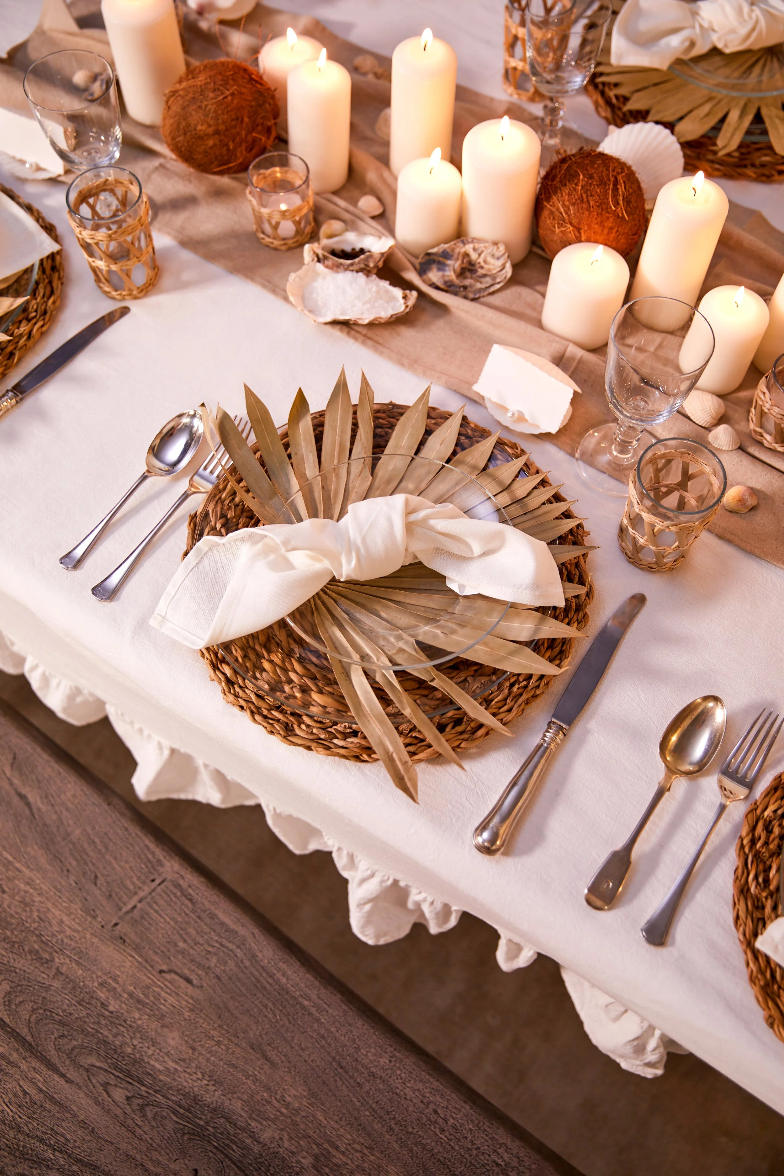 TABLE LUCY3721_EDIT.jpg