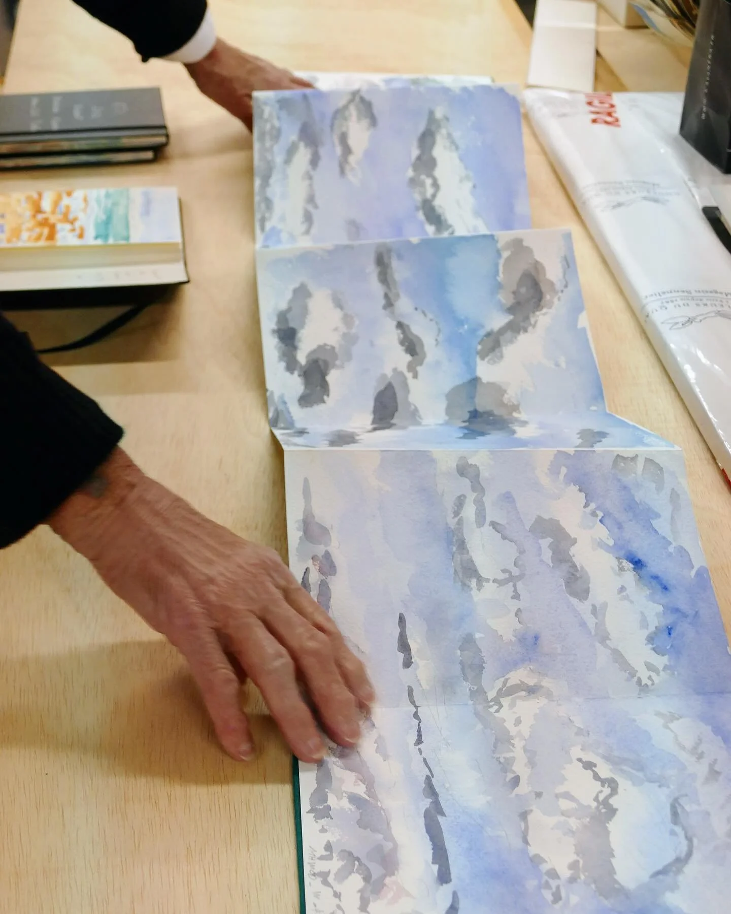 Traquer, reproduire, les variations de lumi&egrave;res, eau, air, nuages, vents, &eacute;l&eacute;ments qui modifient sans cesse le paysage, jusqu&rsquo;&agrave; l&rsquo;abstraction. Carnet d&rsquo;aquarelles, pliage japonais, juillet 2024

#wissant 