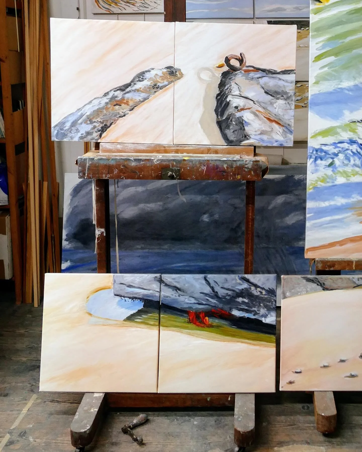 La d&eacute;gradation du paysage se refl&egrave;te peu &agrave; peu dans mon travail, avec la disparition progressive des blockhaus, et l&rsquo;apparition de d&eacute;chets, d&rsquo;&eacute;paves, la transformation des dunes. D&eacute;bris de blockha