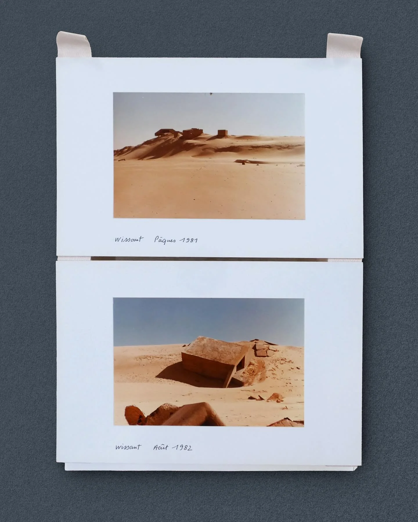 D&egrave;s 1975, mon imaginaire s&rsquo;est fix&eacute; sur les blockhaus de la baie de Wissant, sculptures involontaires sid&eacute;rantes, silhouettes monolithiques brutales, d&eacute;rivant peu &agrave; peu dans le sable. Au lieu de faire des croq