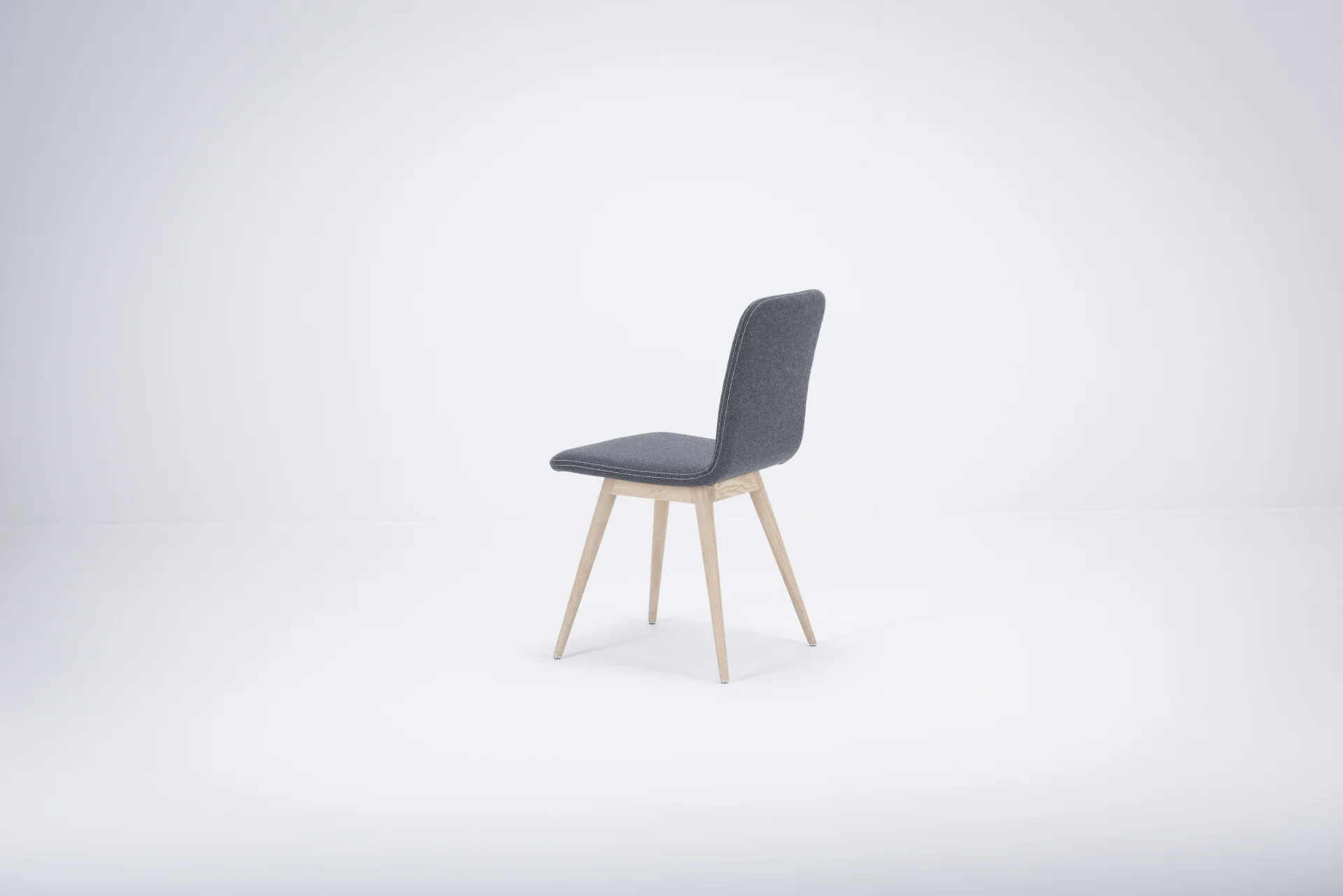 lq-st-ena-chair-45x58x85-oak-white-1015-facet-middengrijs-4.jpg
