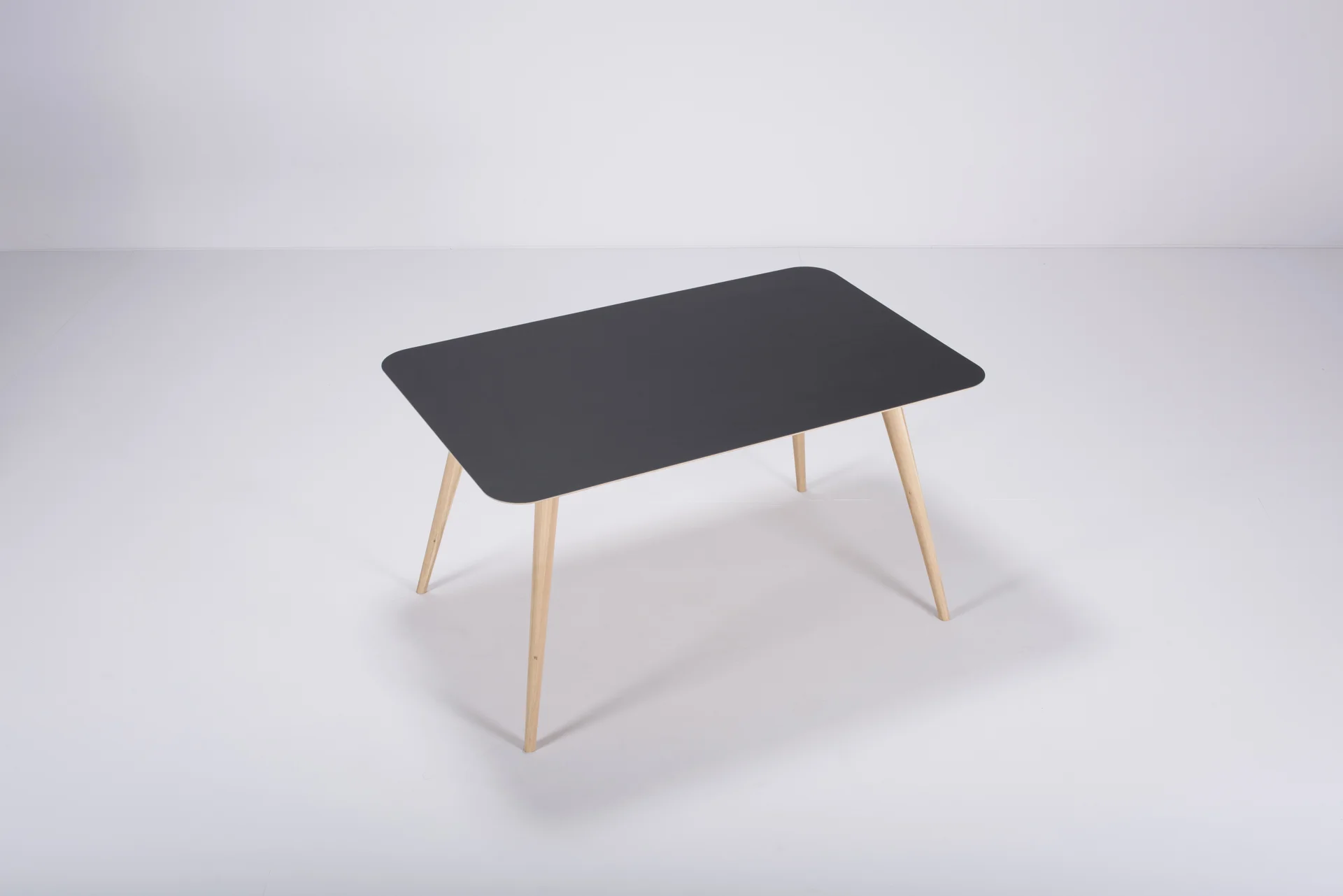 lq-st-linn-table-140x90x75-oak-white-1015-linoleum-nero-4023-32.jpg