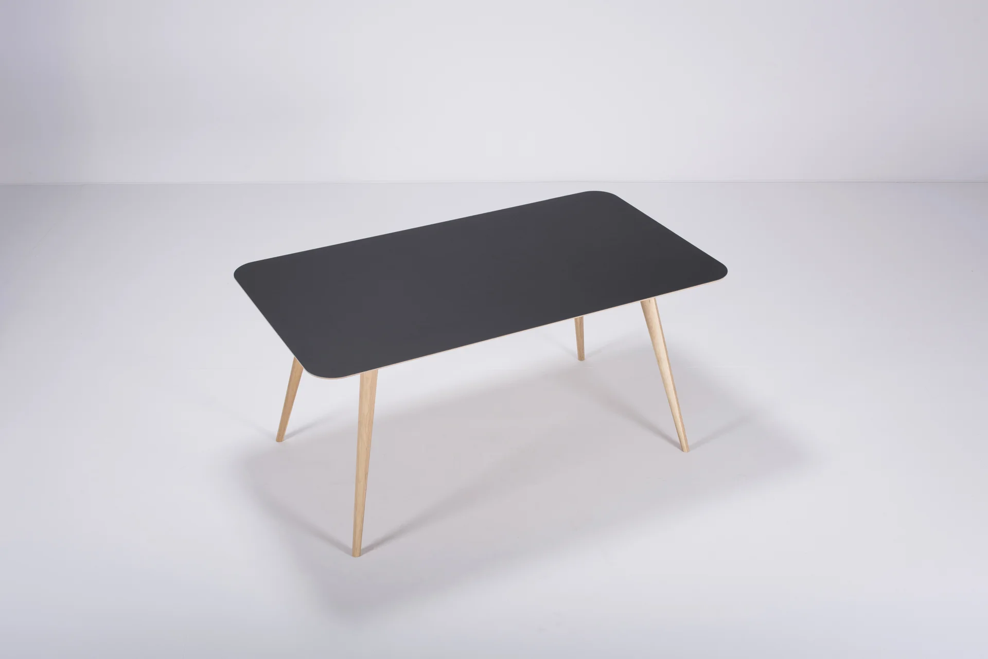 lq-st-linn-table-160x90x75-oak-white-1015-linoleum-nero-4023-27.jpg