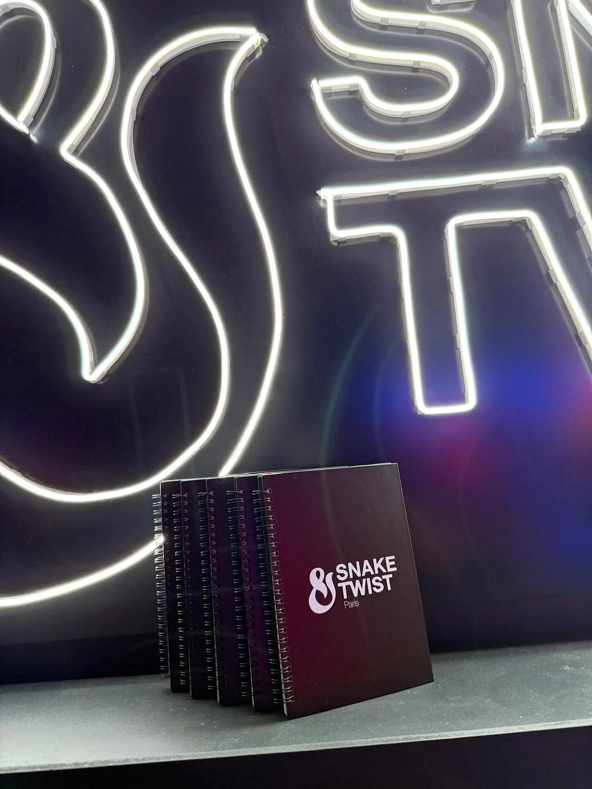 Snake&amp;Twist essentials:

📒 Snake&amp;Twist Notebook 
🍫 Monka Energy Balls
🥤 Protein Shake

En vente au 66 bis rue saint Didier 75116