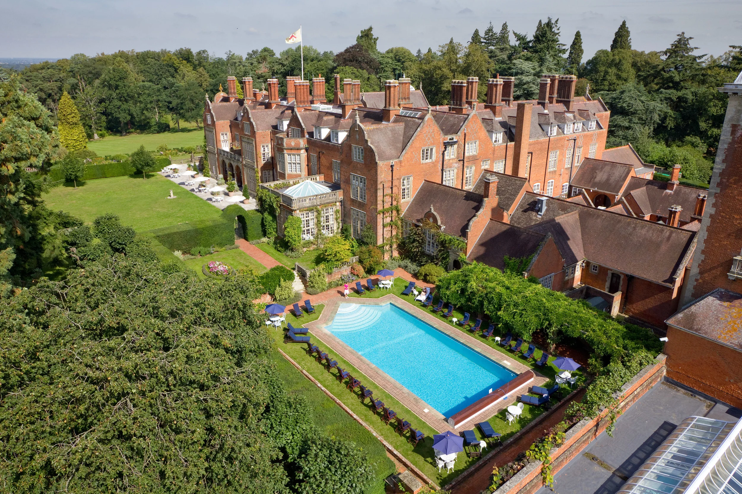 Tylney Hall - 4* 15 minutes from Blackbushe, beautiful surroundings, and fine dining await. Phone: +44 1256 764 881 Email: enquiries@tylneyhall.com Web: www.tylneyhall.co.uk