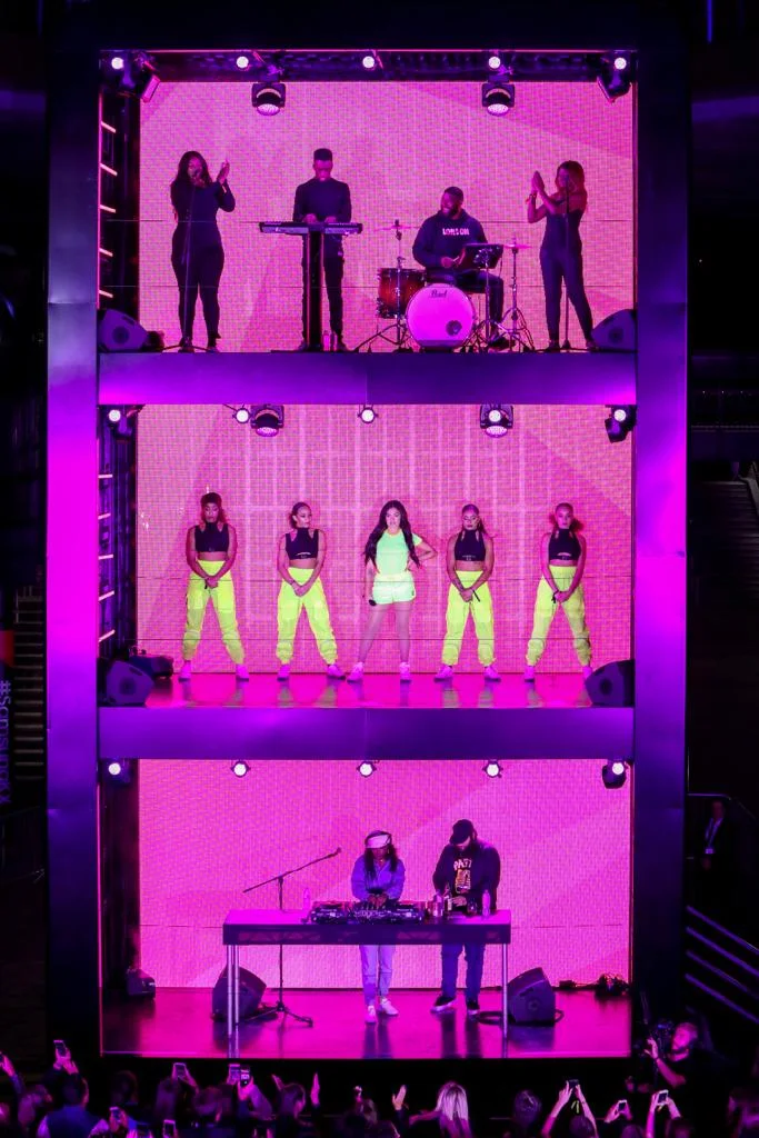 Mabel / Samsung / World's First Vertical Gig / Head of Creative / Globe