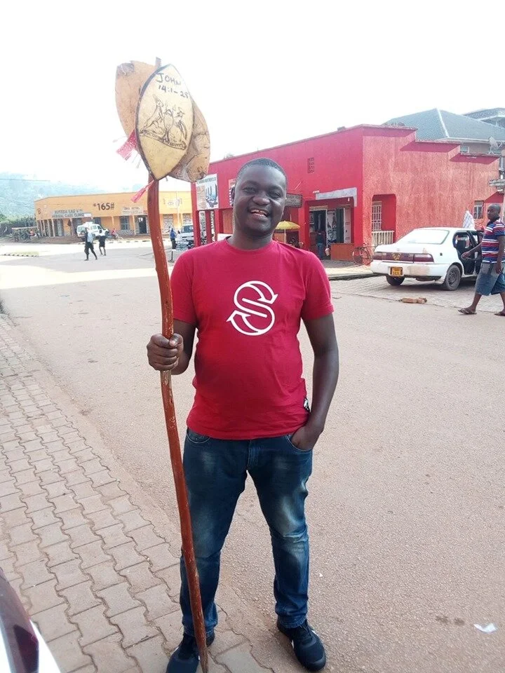 JOURNALIST DONATES TO THE ELDERLY