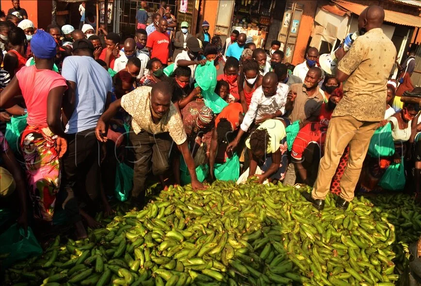 Luzira taxi drivers and conductors get relief food. 