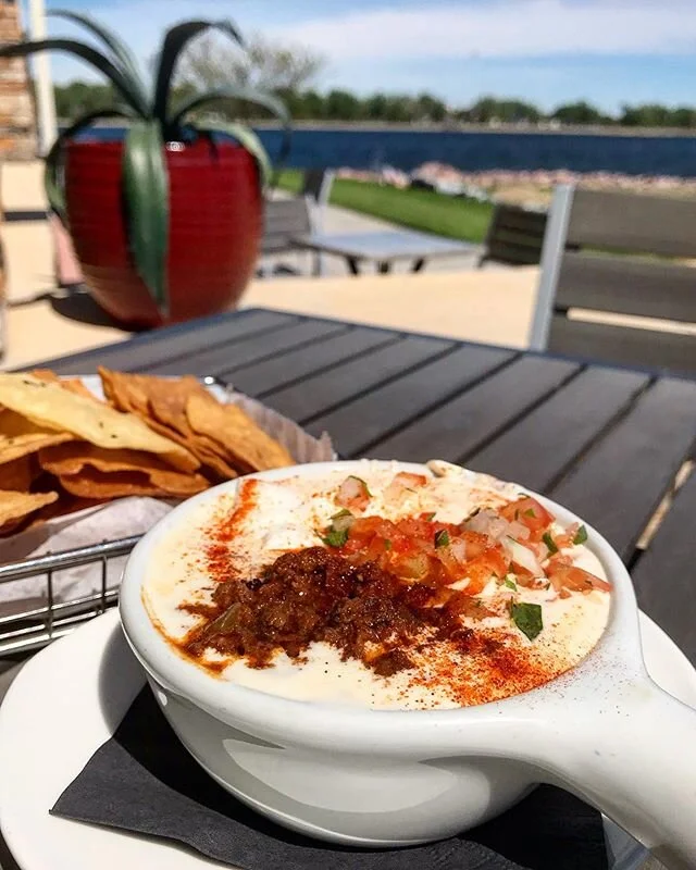 🏖 Guys....it&rsquo;s PATIO SEASON!!!! 🥳 Be sure to get your small group together &amp; check out some of the new summer menu options, like this Bison Con Queso Appetizer 🔥 Made with locally sourced Bison from Family Pride Farms in Ipswich #southda