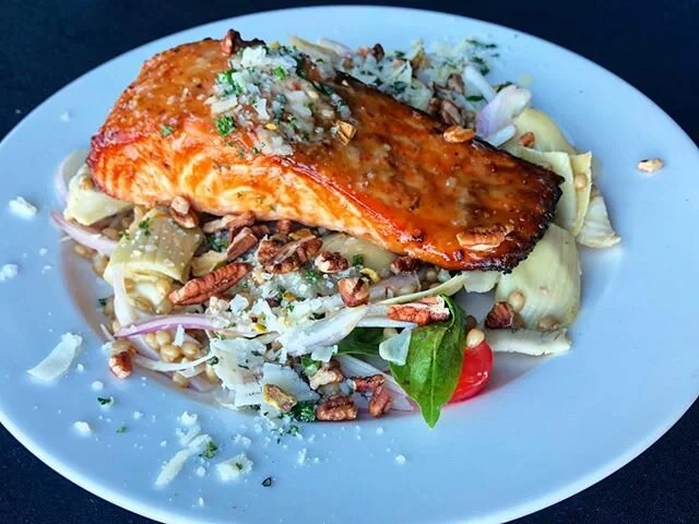 🐟 Swimming into Summer!! 🏖 A Pecan Honey Mustard 🍯 Grilled Atlantic Salmon w/ Venner Farms Wheat-berries &amp; Artichoke Heart Salad, Grana-Padano Parmesan Pecan Herb Gremolata 🌾 #madeonthemissouri #southdakota #grilledsalmon #ancientgrains #orga