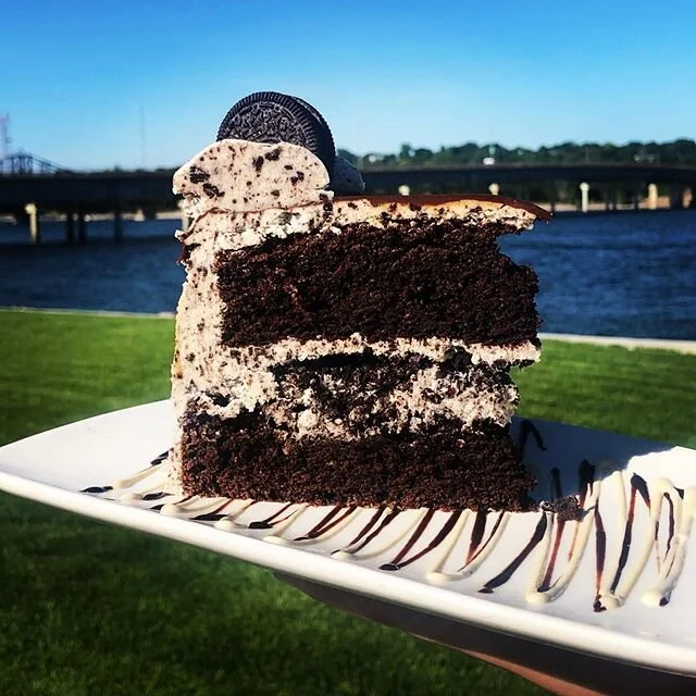 It&rsquo;s a beautiful friendship indeed... Pure Bliss Bakery knocked it outta the park 💫with this layered Oreo Chocolate Cake! 
#supportsmallbusiness #supportlocal #oreocake #chocolatecake #yummyyummy #indulge #sodakmade