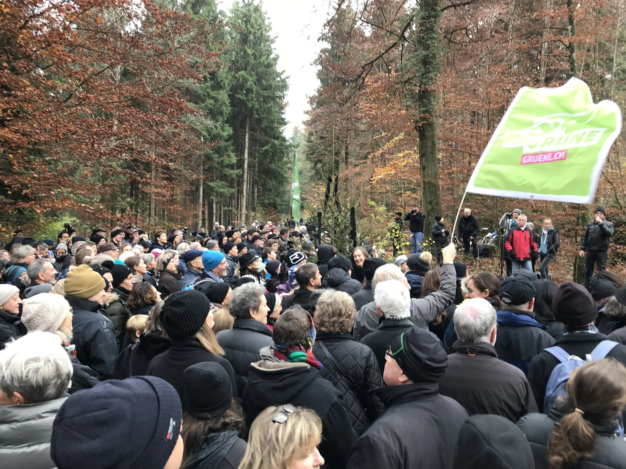 Hunderte demonstrieren im Tägernauerholz gegen die Schlacken-Deponie und gegen die Abholzung.