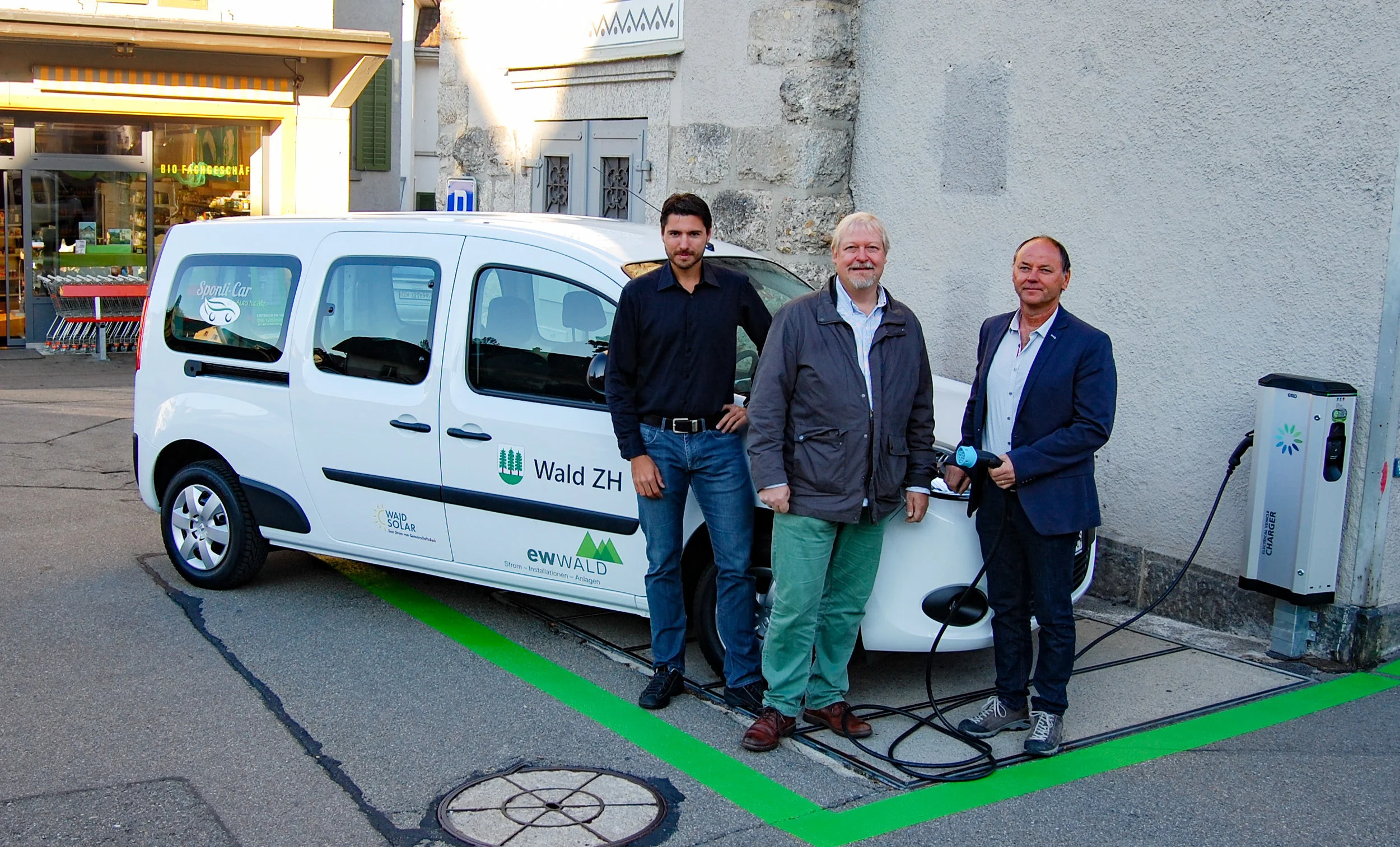 Einweihung des Elektrofahrzeugs Sponti-car.ch für alle am Schlipfplatz Wald